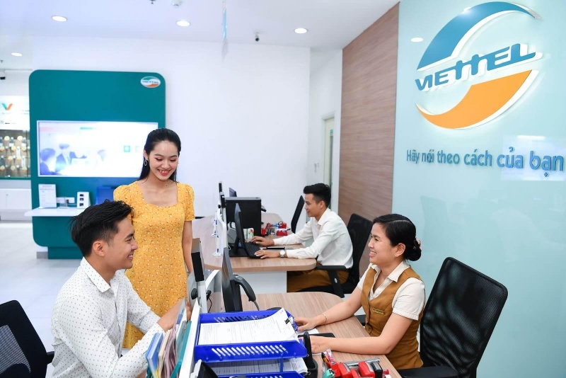 Trực tiếp tới quầy giao dịch của Viettel.